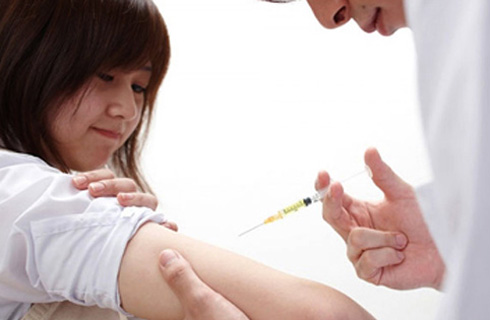 Y học đã nghiên cứu ra loại vắc xin giúp ngăn ngừa các bệnh trên và việc tiêm vắc xin đó có tên gọi tiêm HPV
