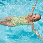 Điều bạn cần làm sau khi đi bơi để tránh các bệnh viêm nhiễm phụ khoa-1