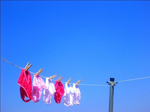Giặt quần lót không đúng cách là một trong những sai lầm đối với phụ nữ