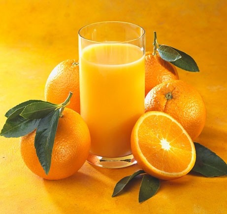 Những người bị đau dạ dày không nên uống nước cam